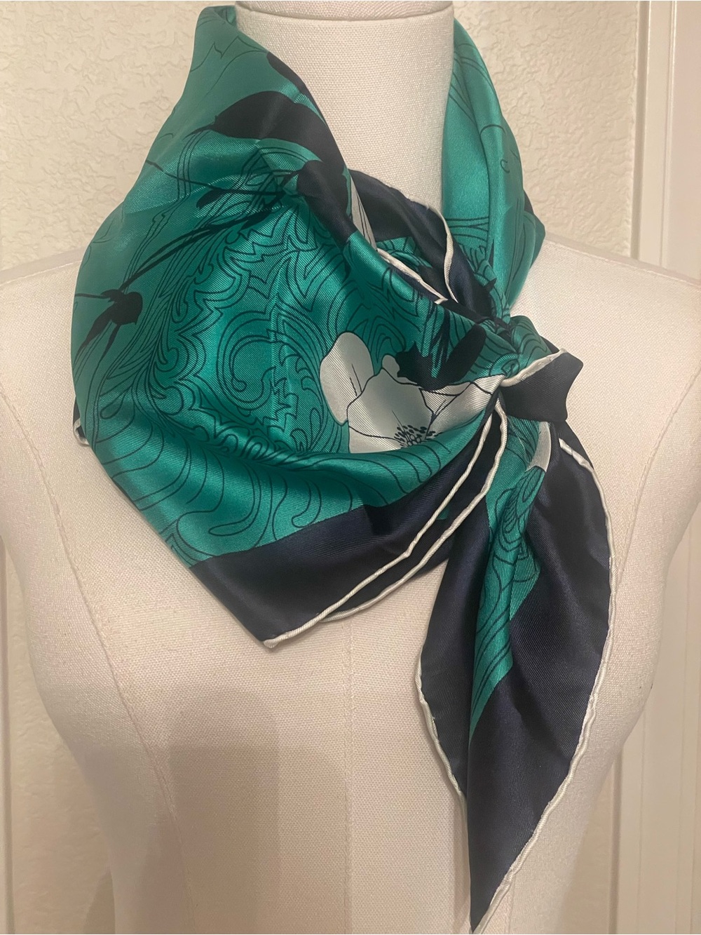 Elizabeth Roma – Vintage Silk Carre Scarf – Emerald Graphic Botanical – 31”x31” - Picture 4 of 10